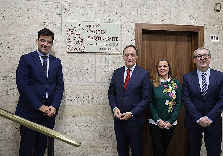 Unicaja homenajea a Carmen Martín Gaite con una placa conmemorativa en la plaza de los Bandos